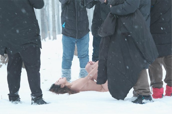 网传张家口女子雪地裸体拍片被冻死，警方辟谣