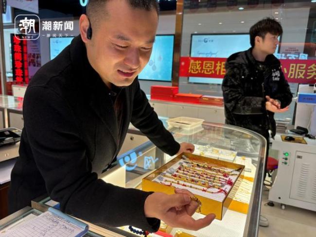 80后金店老板与金价大涨的一年：卖了两套房全部囤黄金了！