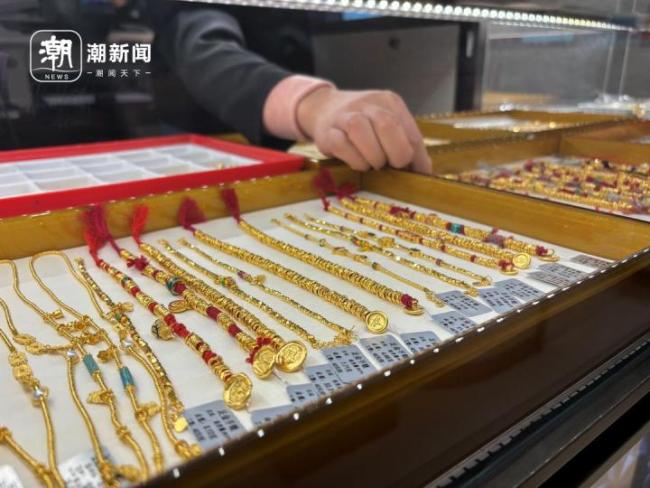 80后金店老板与金价大涨的一年：卖了两套房全部囤黄金了！