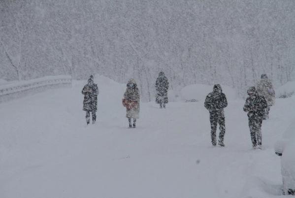 “雪窝”威海暴雪持续：已下三天三夜 积雪超70厘米破纪录